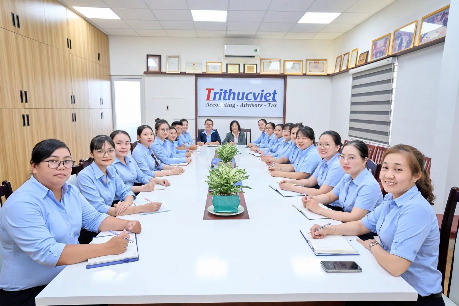 Tập thể Tri Thức Việt trong hình ảnh được công bố trên trang giới thiệu công ty