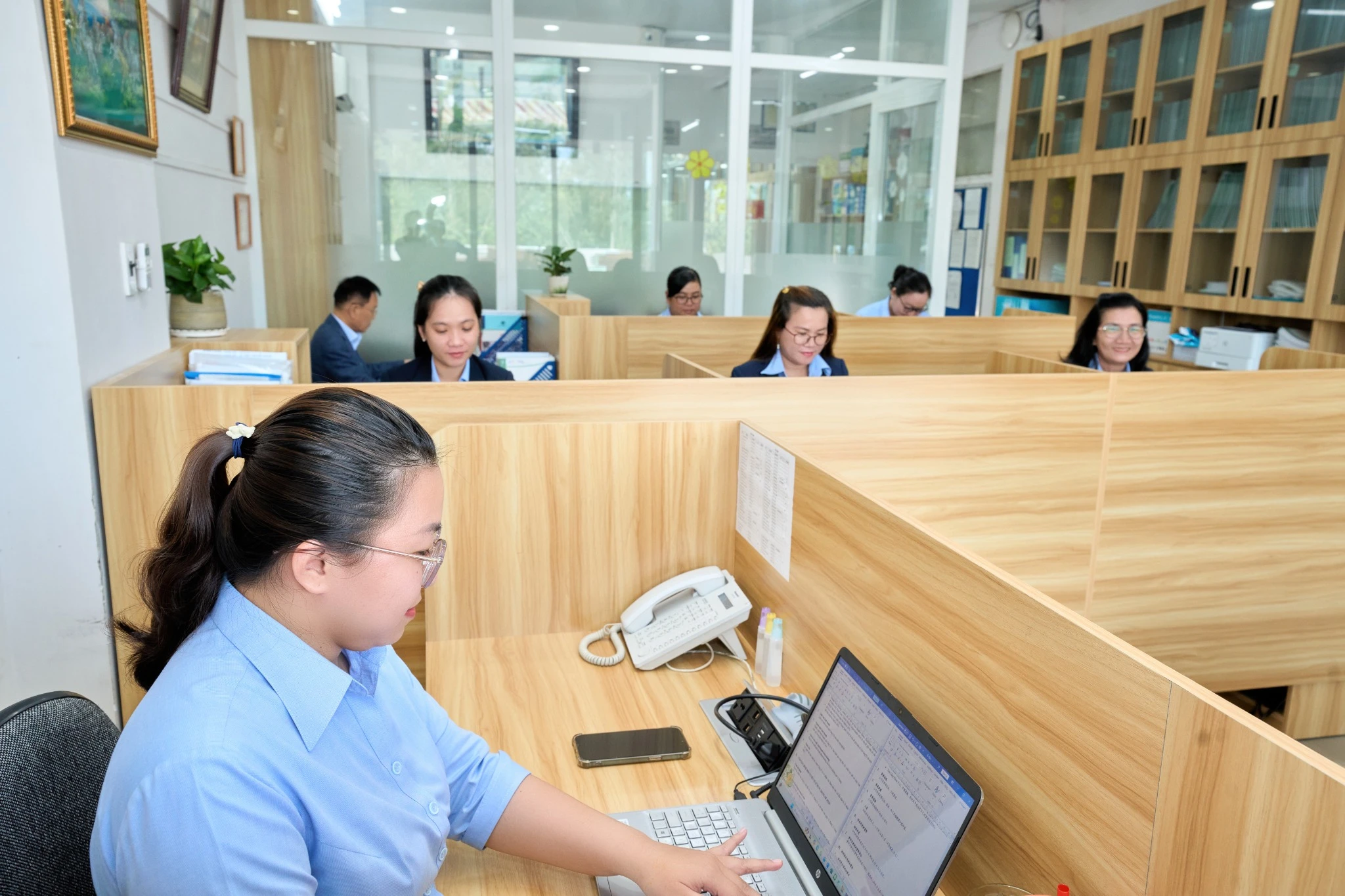 Tư vấn doanh nghiệp – đội ngũ Tri Thức Việt tại văn phòng